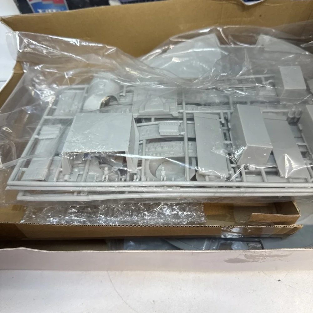 Star Wars Millennium Falcon Model Kit AMT ERTL #38273 Movie Print Open Box (106)